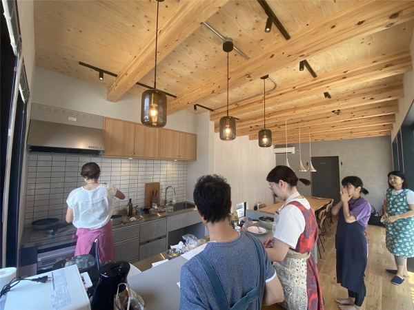 シェアキッチンで料理をする人たち