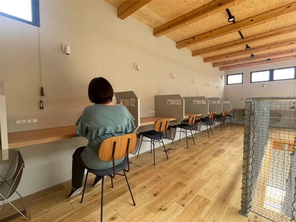 カウンター席で仕事をする利用者