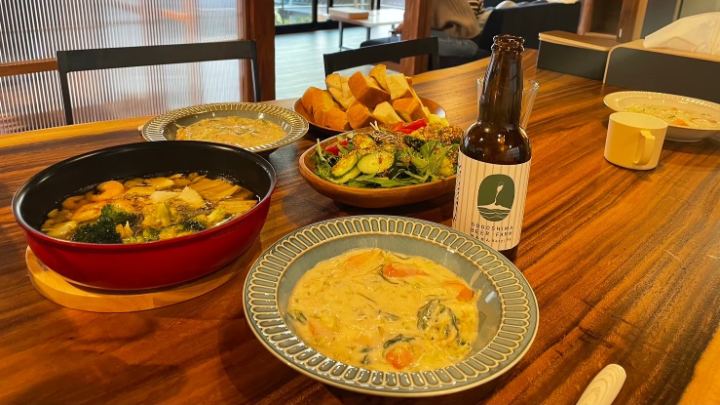 宿の食卓に並んだ手料理と島のクラフトビール