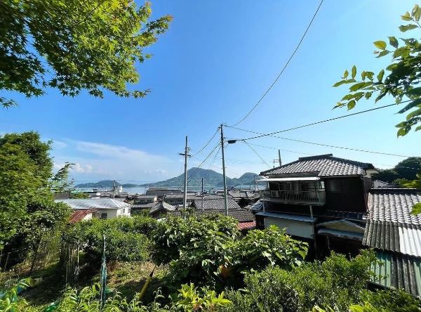 由良の集落。屋根の向こうに海がのぞく路地