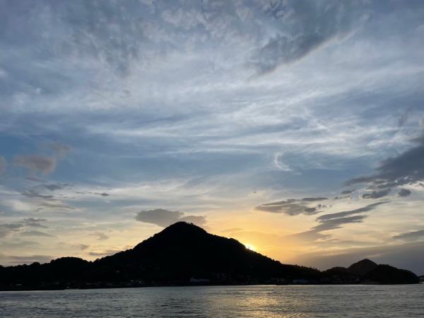 夕暮れの海から望む小富士山のシルエット