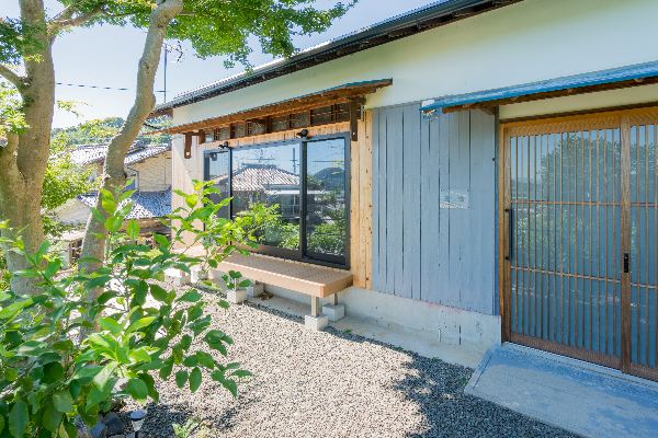 木々に囲まれた島宿の外観