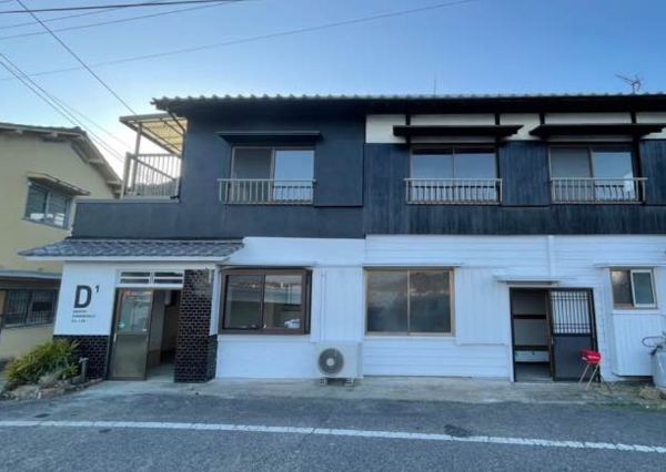 D1ロゴの入ったとまりぎの外観