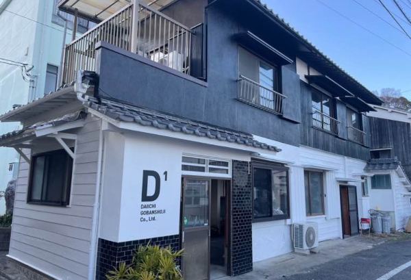 通りから見たとまりぎの建物