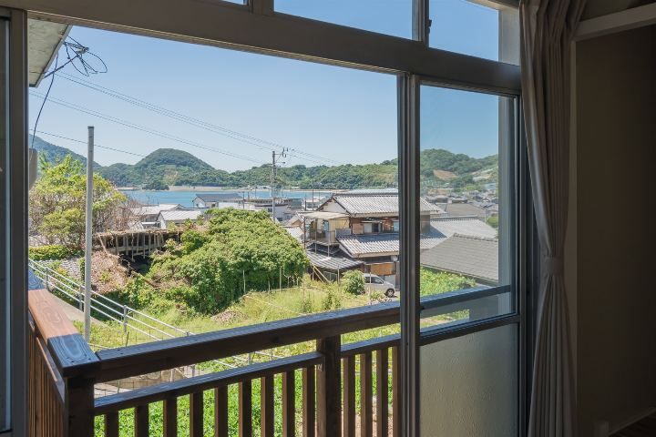 宿のバルコニーから望む港町ととなりの島々