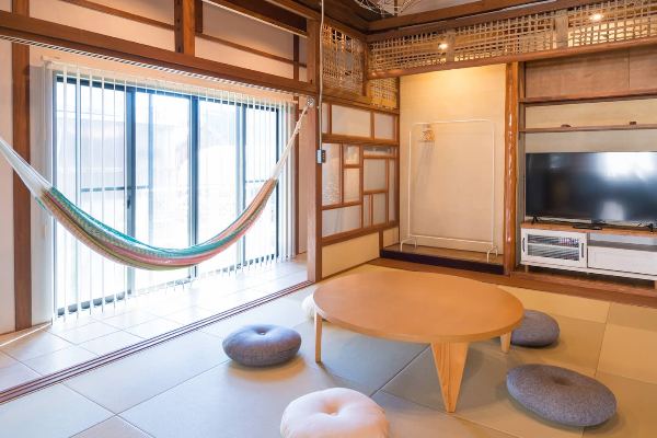 ハンモックが吊られた和室
