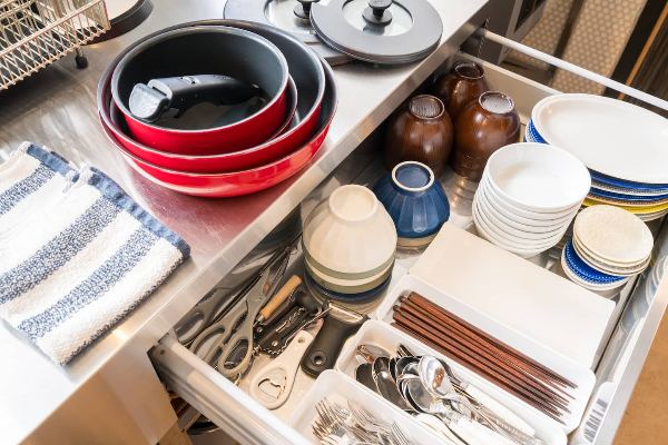 宿の抽斗にそろう器と箸