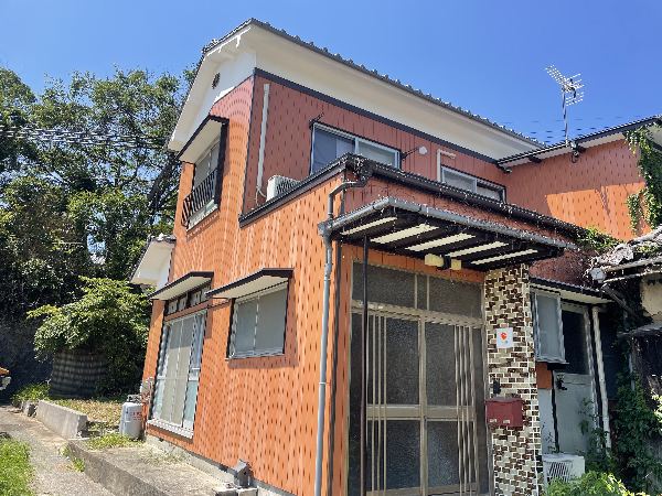 青空の下のゆら宿の外観