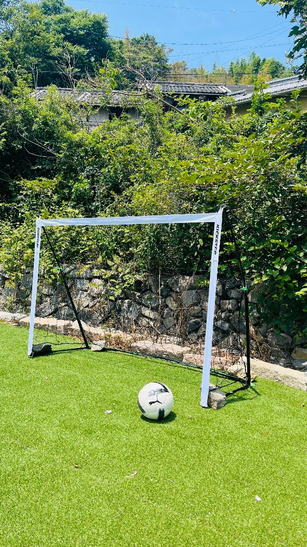 ゆら宿の人工芝の庭に置かれたサッカーゴール